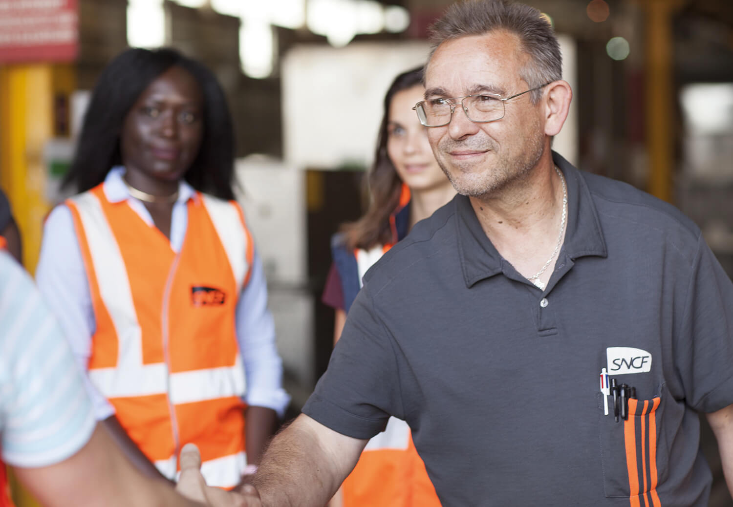 Deux employés de la SNCF se serrant la main