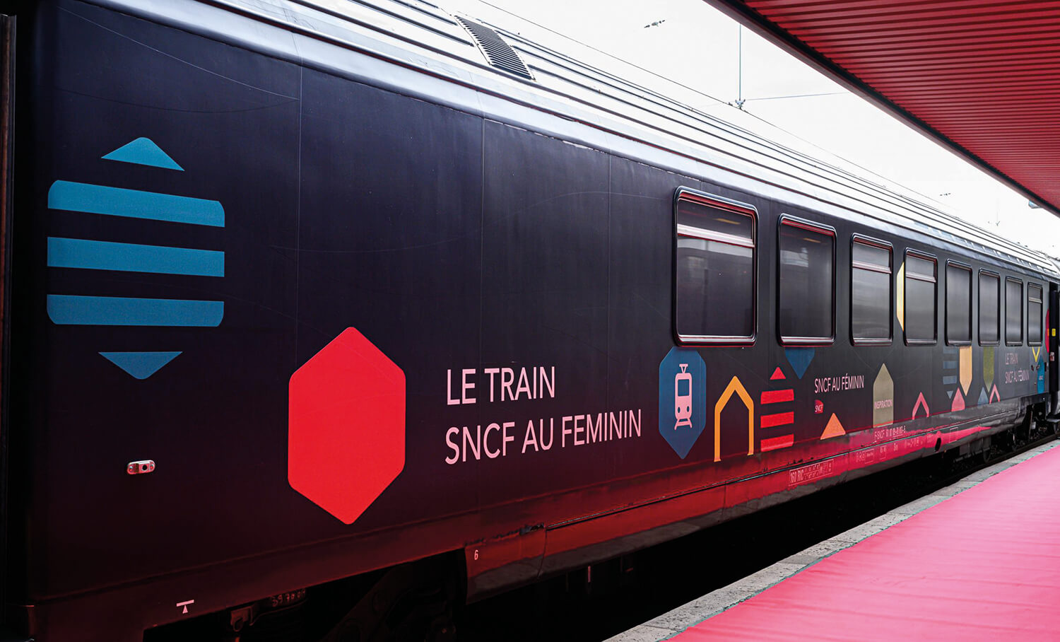 Wagon aux couleurs du projet SNCF au féminin